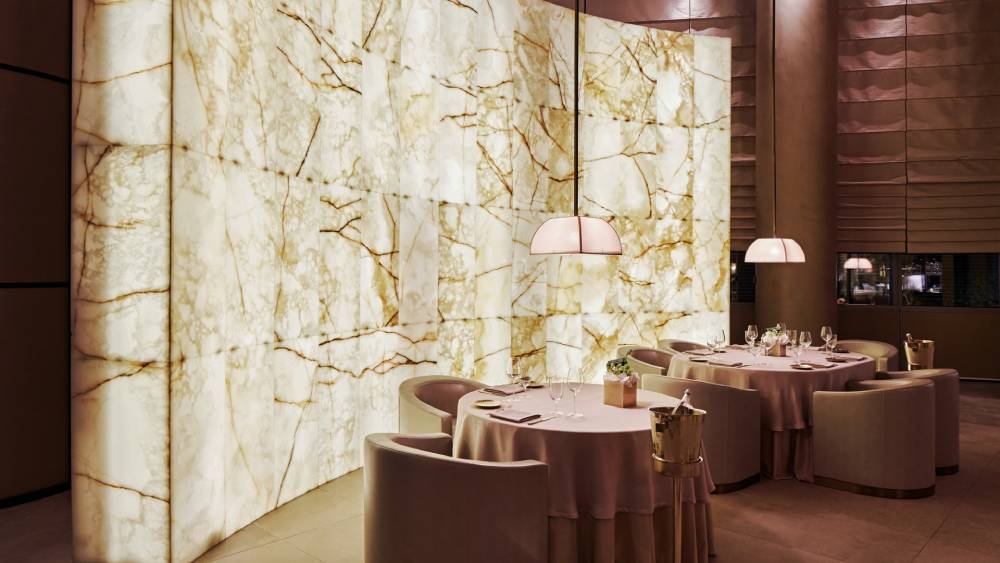 Les murs marbrés éclairent chaleureusement le restaurant italien étoilé  Armani Ristorante / © Armani Hotel Dubai